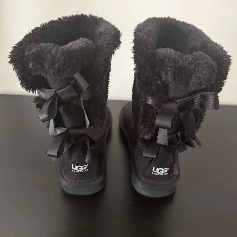 UGG Bailey Bow II Boots Womens Size 6 Black Sheepskin Fur Lined Winter